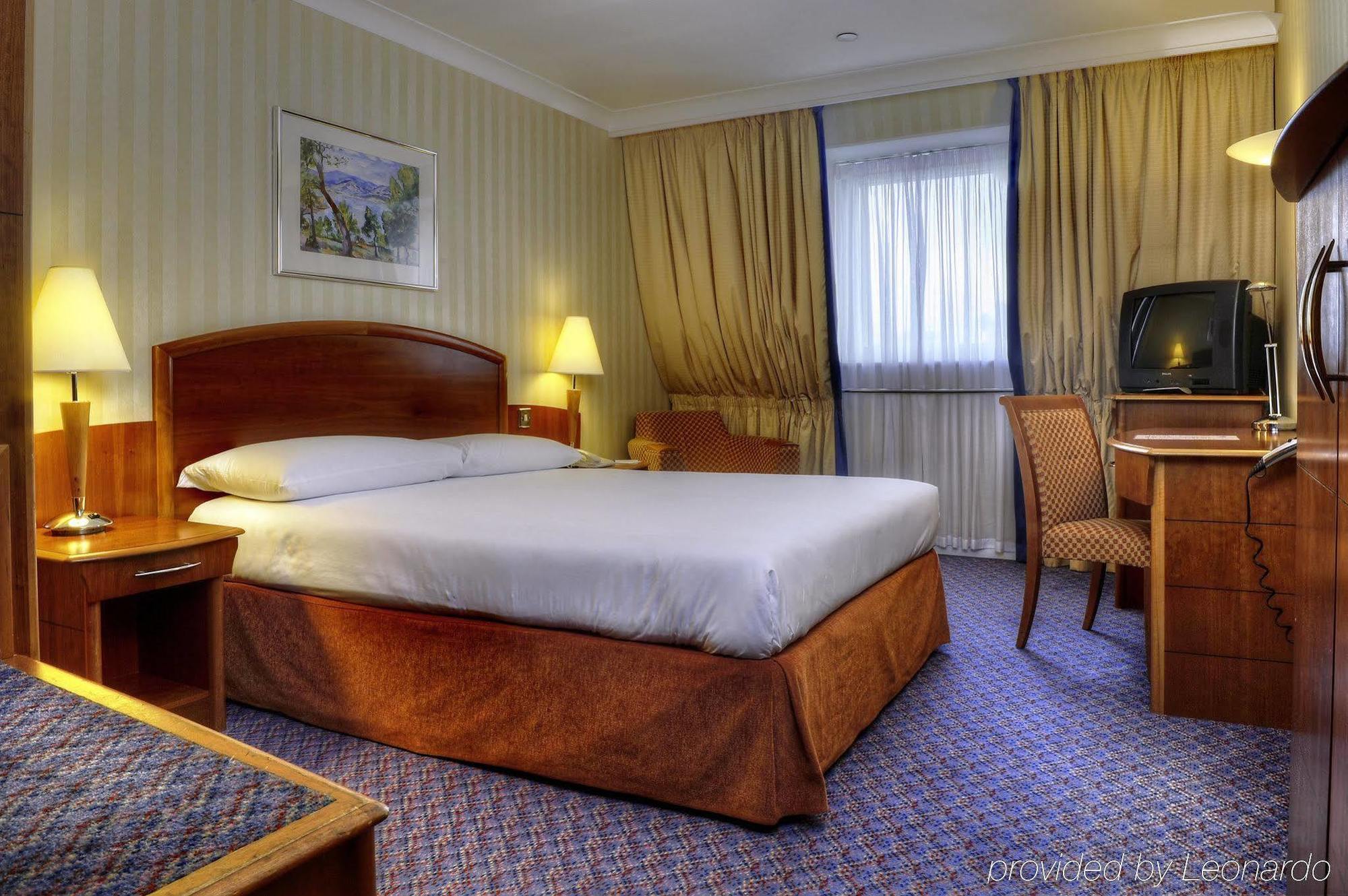B&B Hotel London Heathrow Слау Экстерьер фото